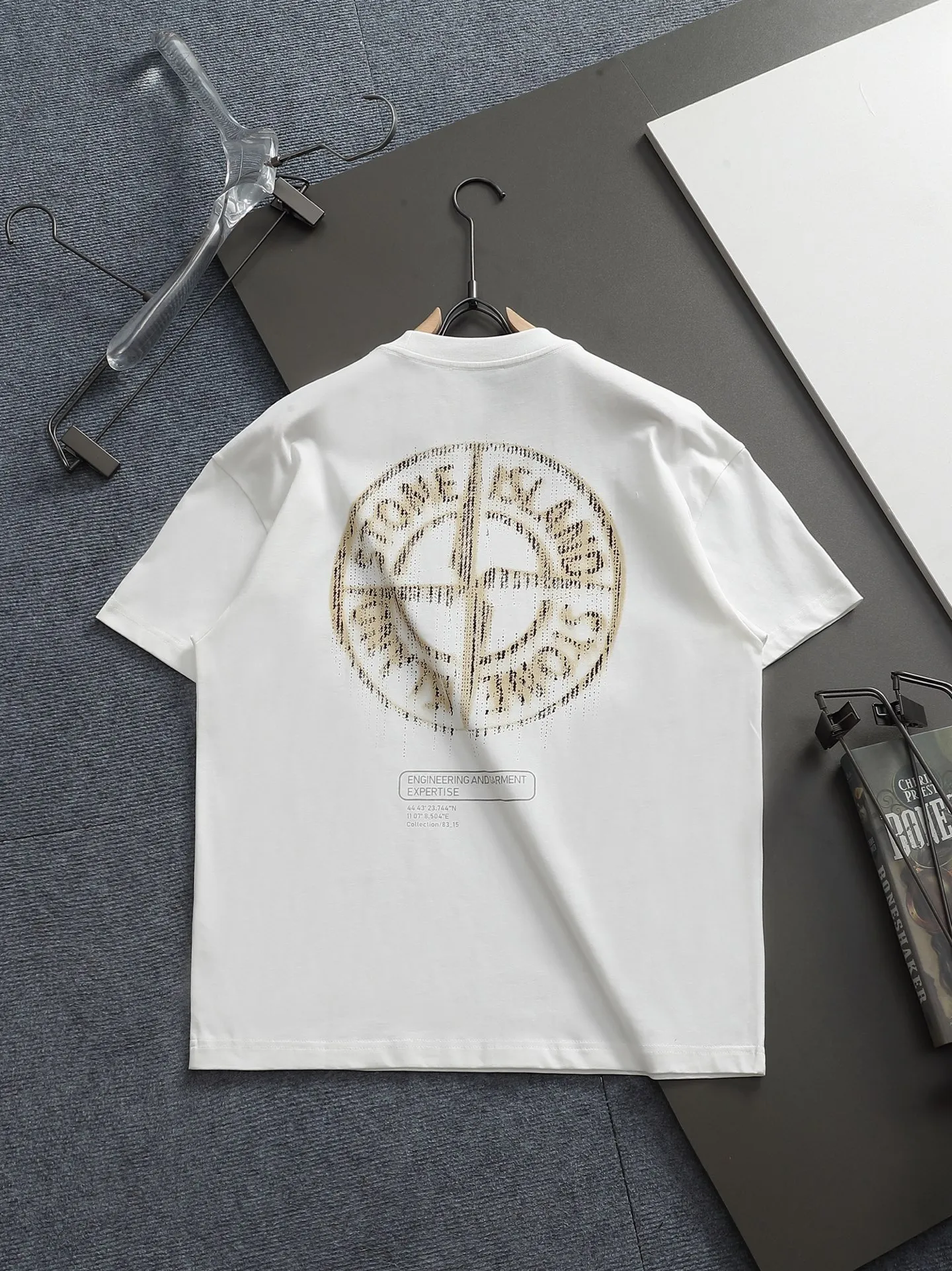 P150 Stone Island 2025FW new autumn and winter geometric print short-sleeved base T-shirt. Pure background color with the brand's iconic compass logo + geometric line printing on the back, full of cool recognition. The basic round neck version is suitable for various body shapes, the fabric is soft and breathable, and multiple colors are available. Suitable for daily outings and casual wear, easy to wear on the street. Color: black and white Size: XSSML